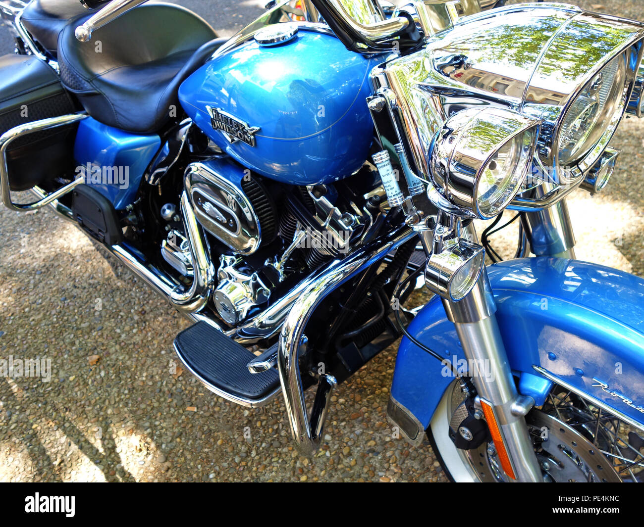 Seitenansicht eines blauen Harley-Davidson FLHRC Road King Motorrad, zeigt Teil Fahrrad und Motor Stockfoto