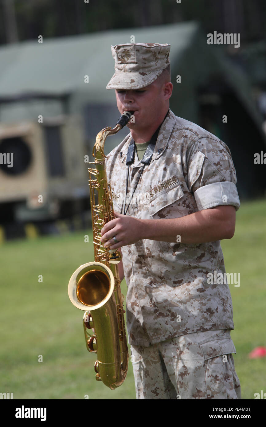 Cpl. Matthäus Swigart spielt eine tenor sax während einer Open House Veranstaltung im Marine Corps Air Station Cherry Point, N.C., Sept. 18, 2015. Marine Air Control Squadron 2 bewirtete das Ereignis für den Eheleuten und den Familien, um Ihnen zu helfen, die wichtige Rolle, die sie in ihrem marines Leben spielen verstehen. Während der Veranstaltung Familien über die verschiedenen Aspekte des Marine Corps gelernt physische Bereitschaft Bereitschaft, Familie und Mission Bereitschaft zu gehören. Swigart ist ein Musiker mit der 2. Marine Flugzeugflügel Band. Stockfoto