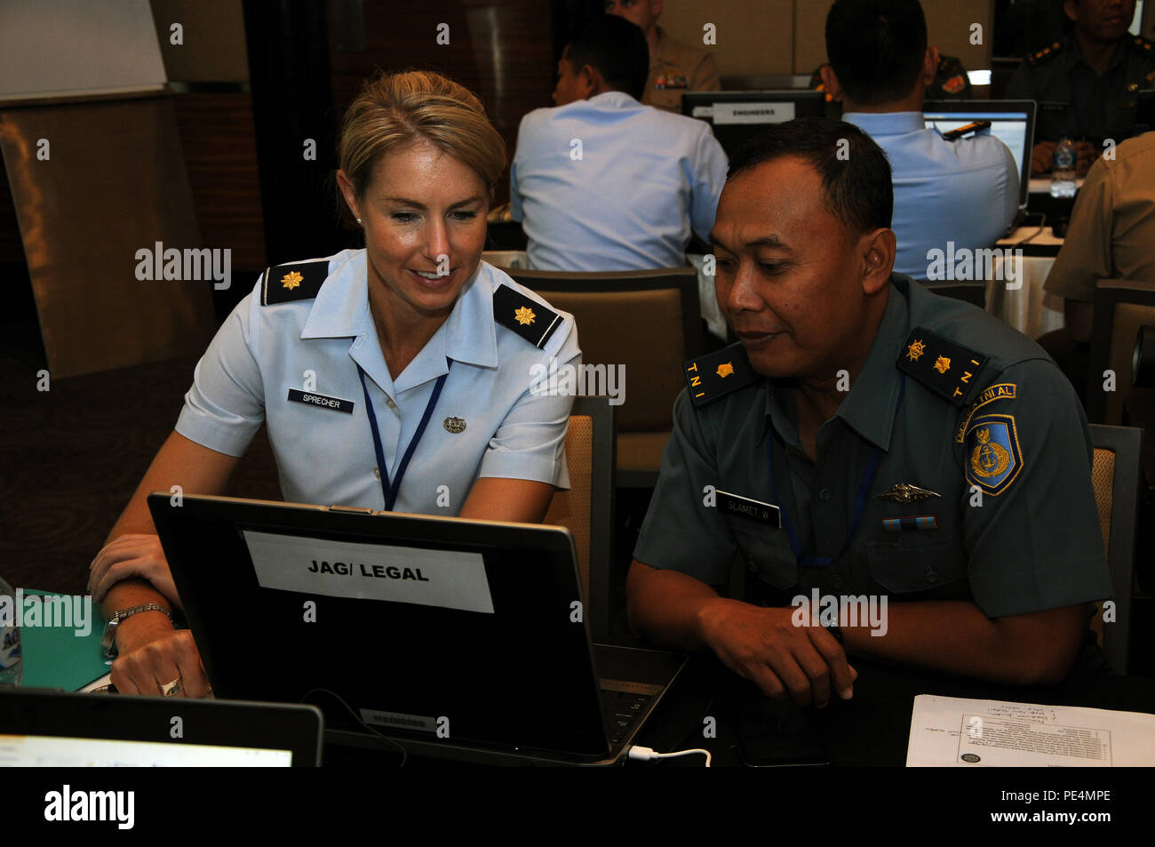 Maj Lea Sprecher, US Air Force rechtliche Tentara Nasional Indonesia Planer und rechtlichen Planer Maj Slamet urban Suche und Rettung von rechtlichen Erwägungen sprechen während der Übung Gema Bhakti. Gema-Bhakti, Indonesisch für 'Echo der guten Taten", ist eine 10-tägige Übung entwickelt, positive militärischen Beziehungen zu fördern, die kulturelle Sensibilisierung und Ausbildung und das Verständnis für die jeweils anderen Fähigkeiten zu verbessern. (U.S. Air Force Foto vom Kapitän Joel Banjo-Johnson/Freigegeben) Stockfoto