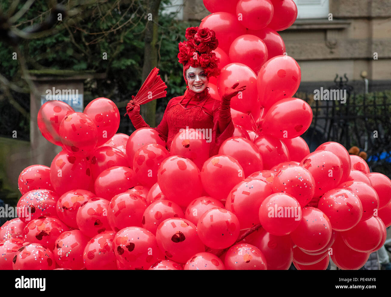 Frau mit einem ganzen Haufen rote Luftballons, Karnevalsumzug in Straßburg, Elsass, Frankreich, Europa, Stockfoto