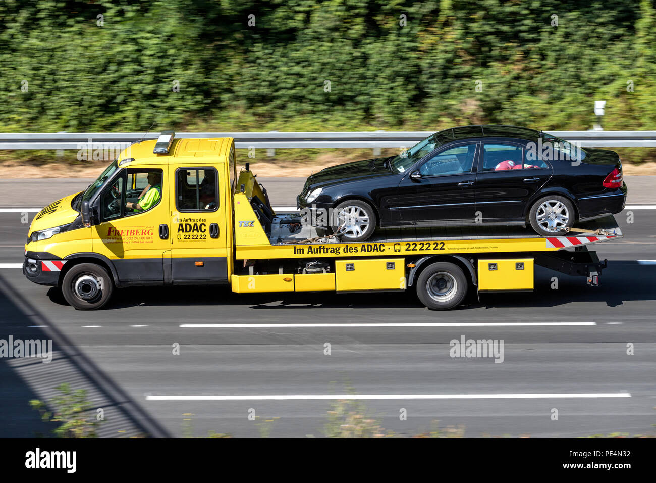 ADAC Flachbett recovery Fahrzeug auf der Autobahn. ADAC Es ist der größte Automobilclub in Europa. Stockfoto