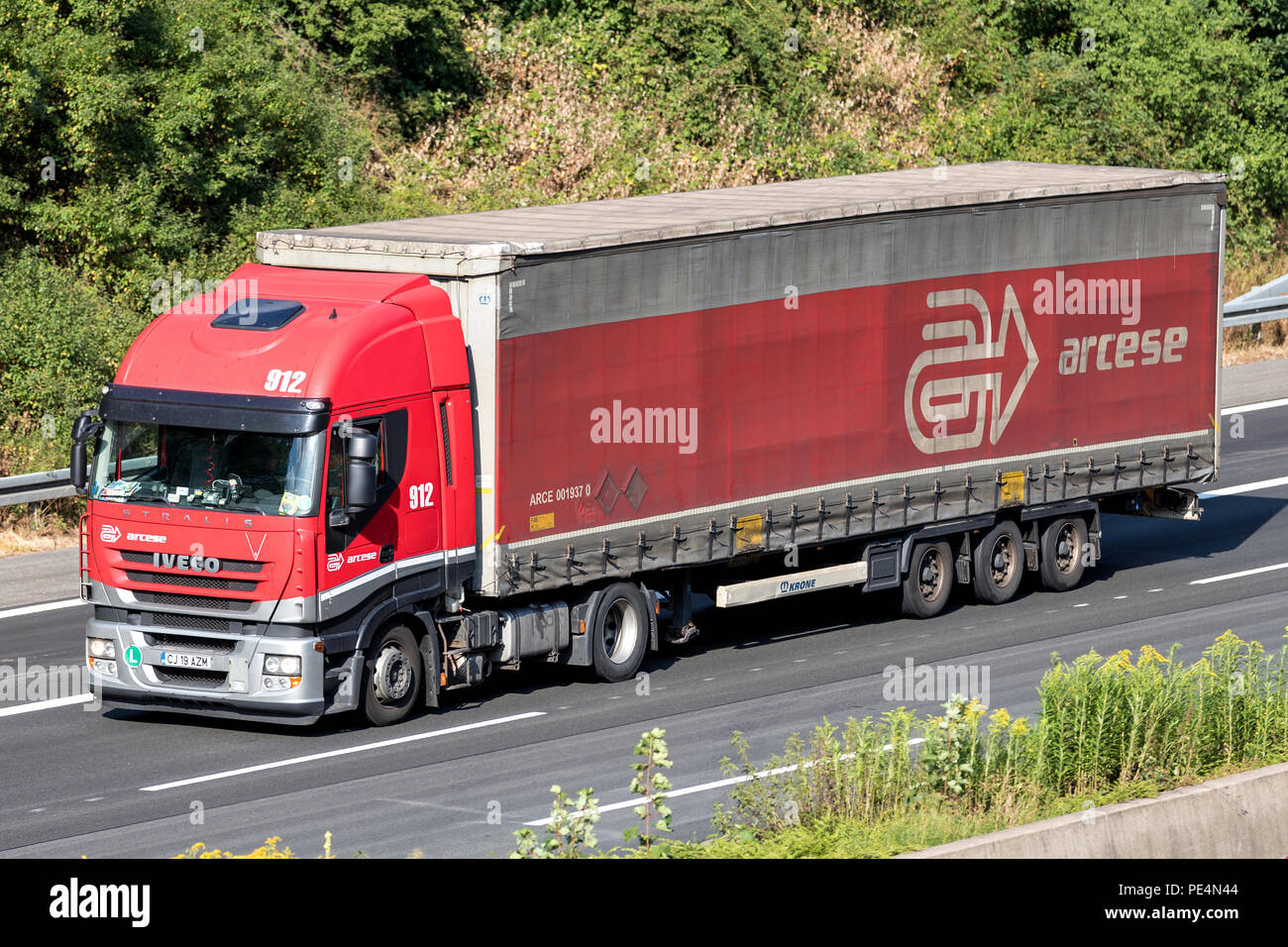 Arcese Lkw auf der Autobahn. Arcese ist einer von Europas größten privaten Logistik mit über 2.500 Mitarbeitern und 350.000 m² der Lagerhäuser. Stockfoto