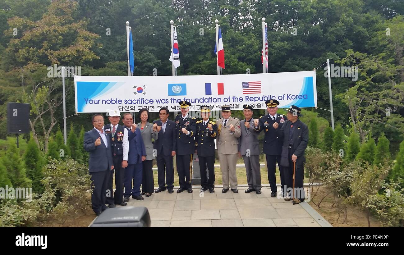 Während einer Zeremonie in Südkorea statt, Generalmajor Michael Rechnungen, 1st Cavalry Division kommandierenden General und Command Sgt. Maj. Andrew Barteky angeworben, Senior Advisor des 1. Cav. Div., Generalmajor Theodor Martin, die 2 Infantry Division kommandierender General, Generalmajor Yoo, der Republik Korea Armee 20 Division kommandierenden General und Veteranen des Koreakrieges ein neues Denkmal für die Schlacht von Chipyong zu gedenken - Ni, Sept. 16, 2015. Die Schlacht von Chipyong-ni im Februar 1951 statt, in denen Elemente der ROKA, eine französische Bataillon, 23 Infanterie Regiment von 2.-ID und Stockfoto