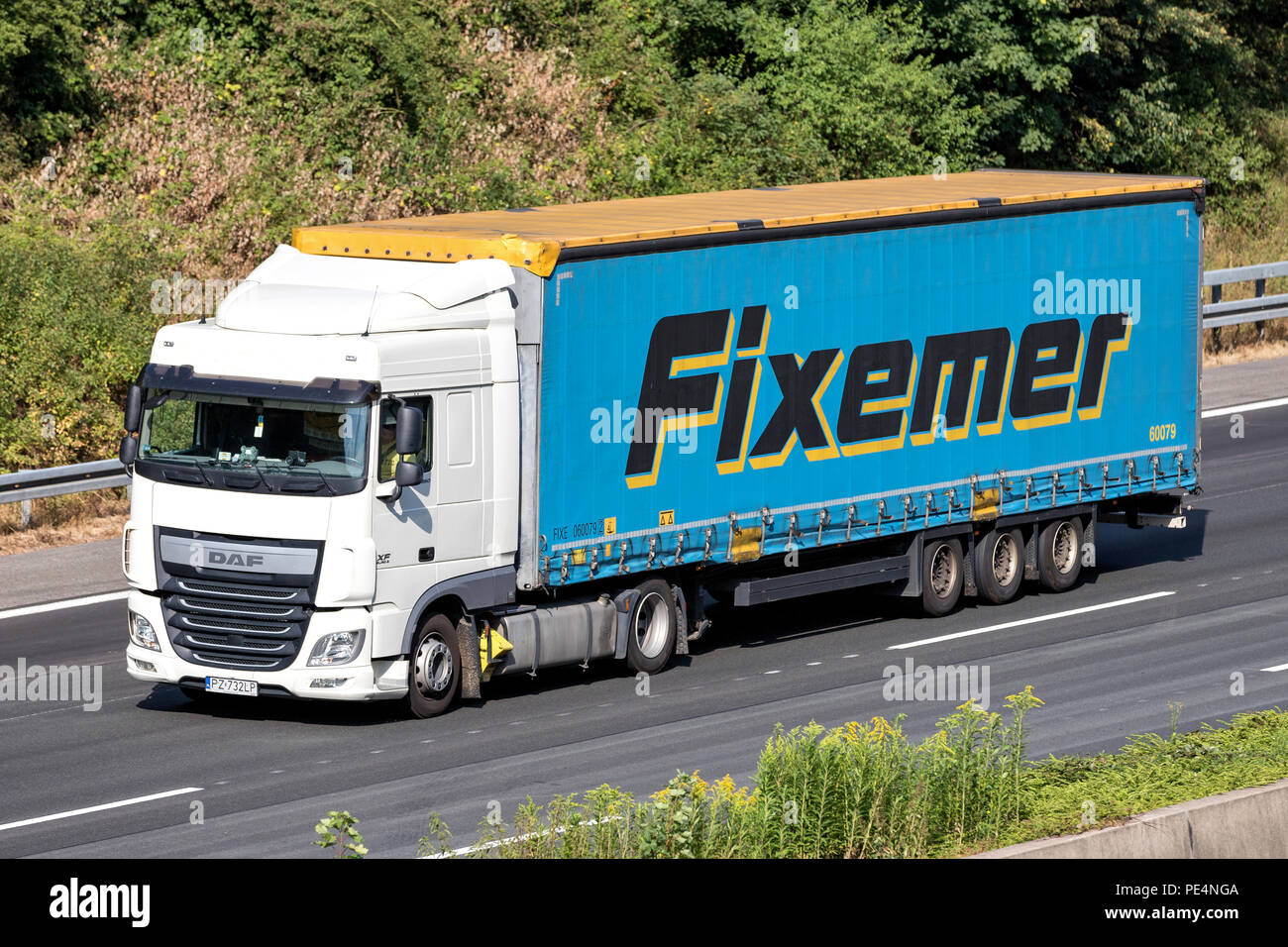 Fixemer Lkw auf der Autobahn. Fixemer Logistics ist ein europäischer Anbieter von Transport- und Logistikdienstleistungen. Stockfoto