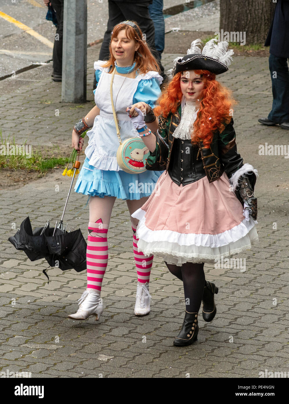 2 Teenager Mädchen mit cos Kostüme spielen gekleidet, Karnevalsumzug in  Straßburg, Elsass, Frankreich, Europa Stockfotografie - Alamy