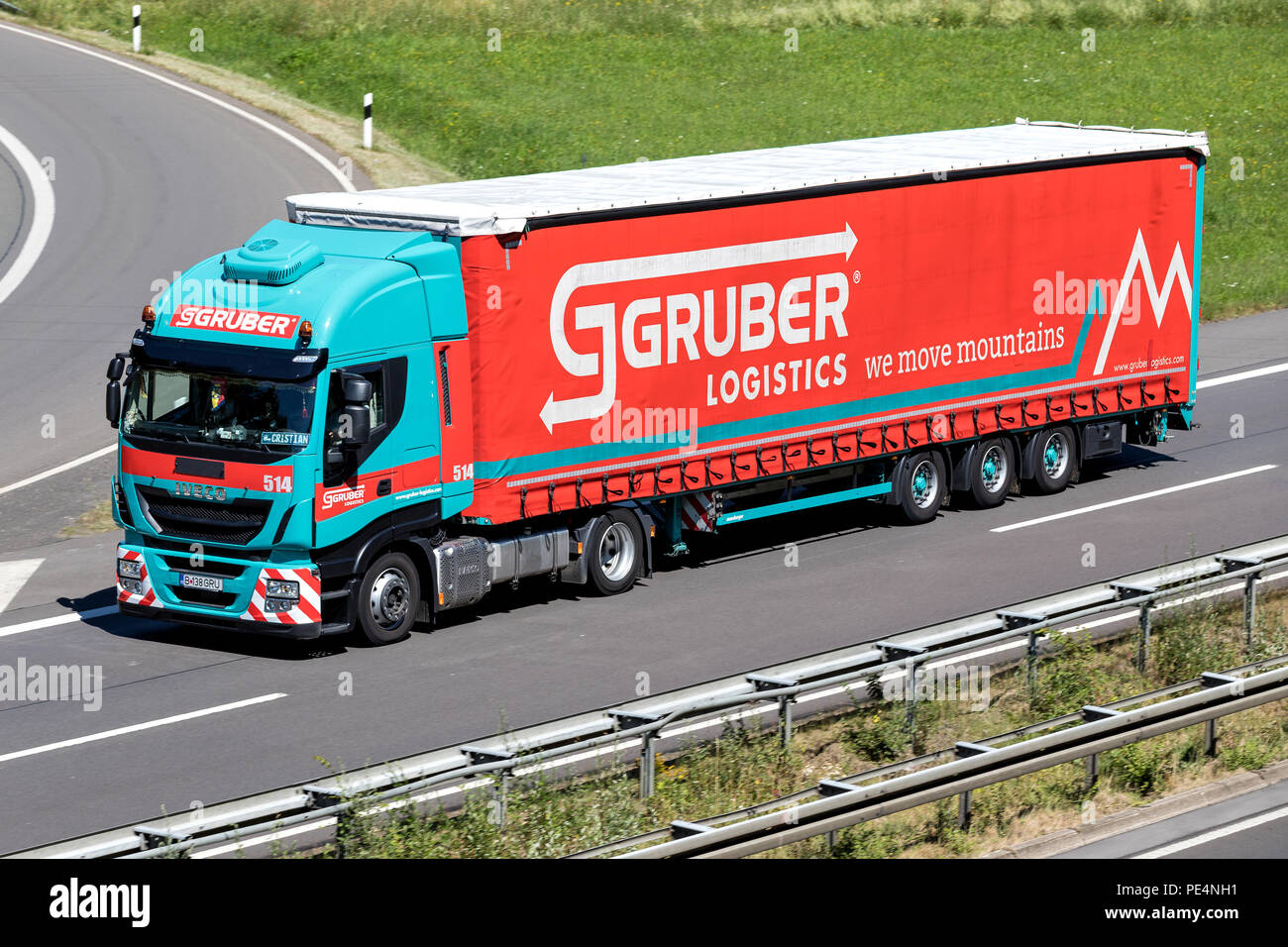 Gruber Lkw auf der Autobahn. Gruber ist ein mittelständisches, inhabergeführtes Unternehmen der Logistikbranche in Ora, Italien. Stockfoto