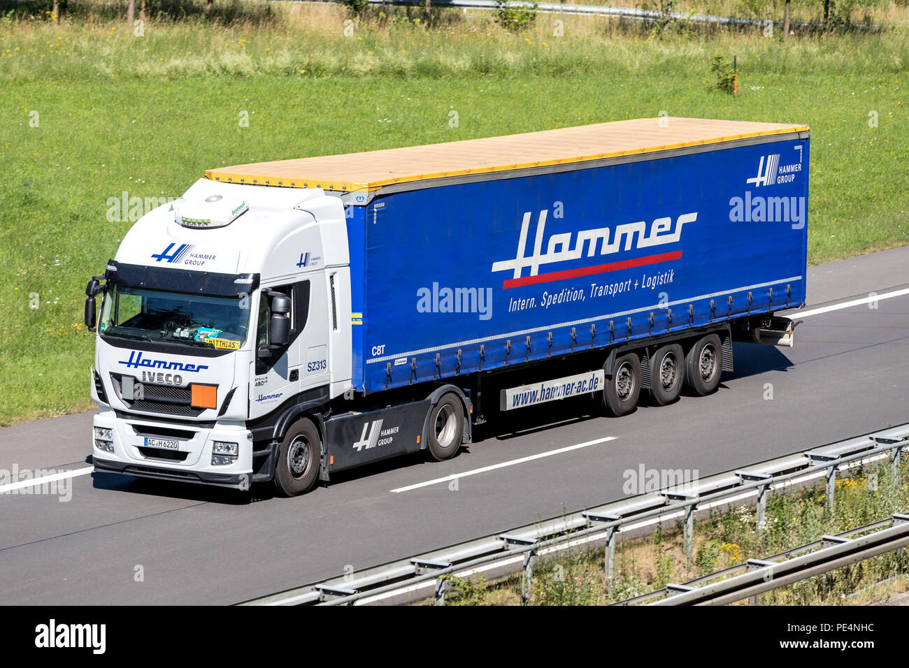 Hammer Lkw auf der Autobahn. Die Hammer-Group ist eine Symbiose aus Logistikunternehmen und funktional zusammenhängenden Bereiche mit Sitz in Aachen. Stockfoto