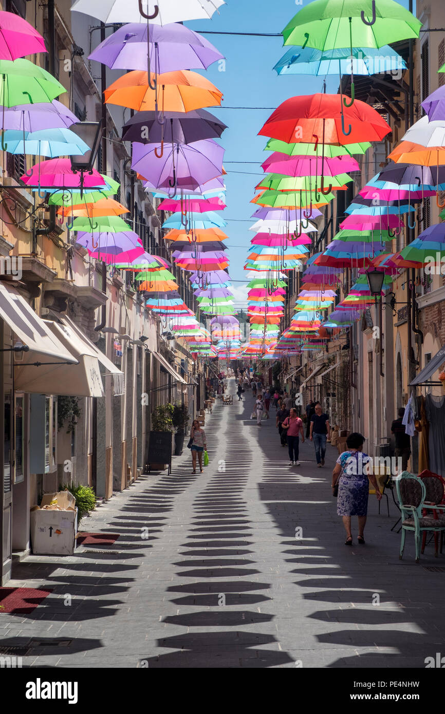 Pietrasanta, Lucca, Toskana, Italien: die Hauptstraße der Stadt mit bunten  Sonnenschirmen Stockfotografie - Alamy