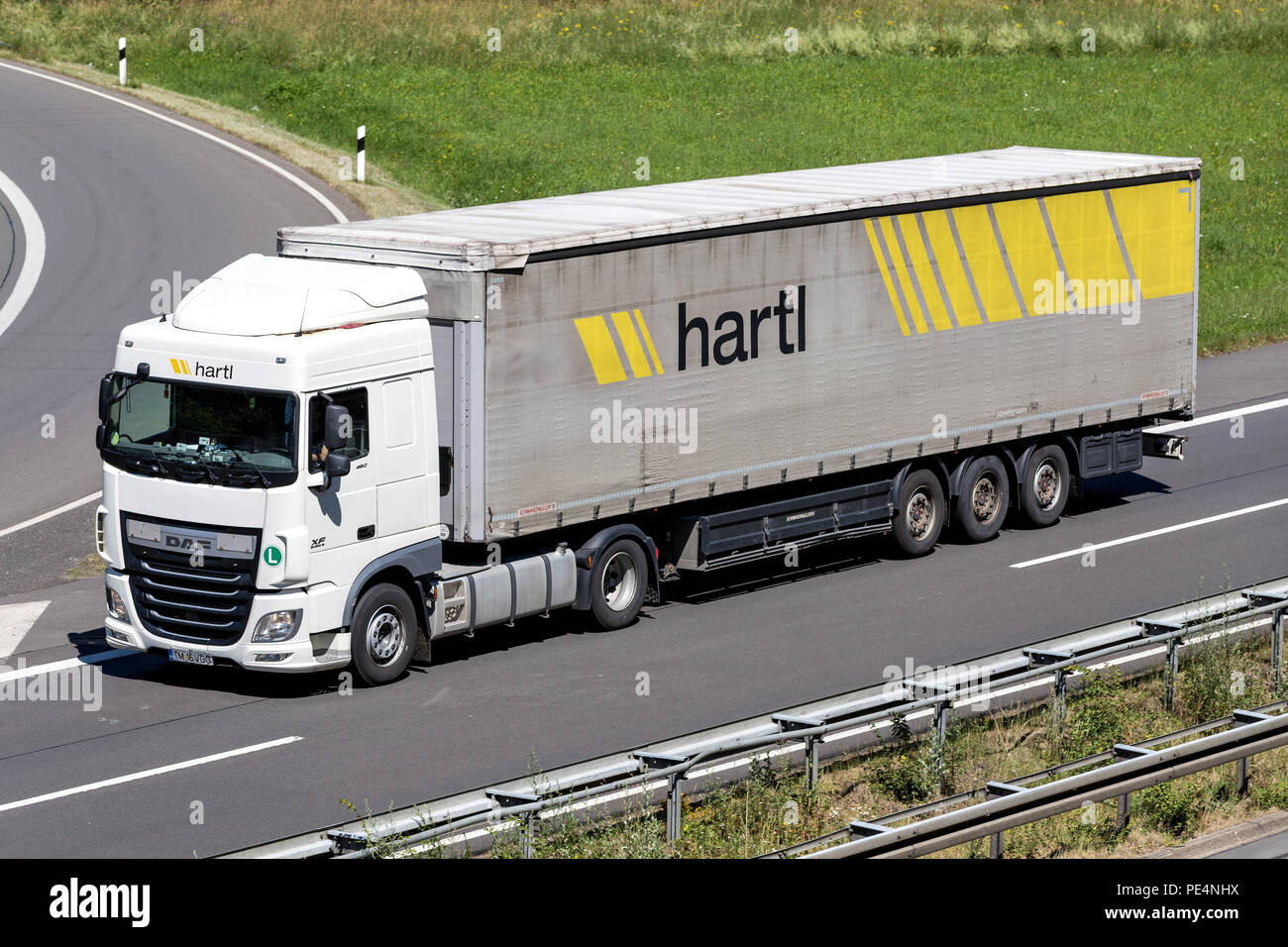 Hartl Lkw auf der Autobahn. Hartl liefert volle LKW-Transporte in ganz Europa und wurde 1965 von Ernst Hartl in Saalfelden/Österreich gegründet. Stockfoto