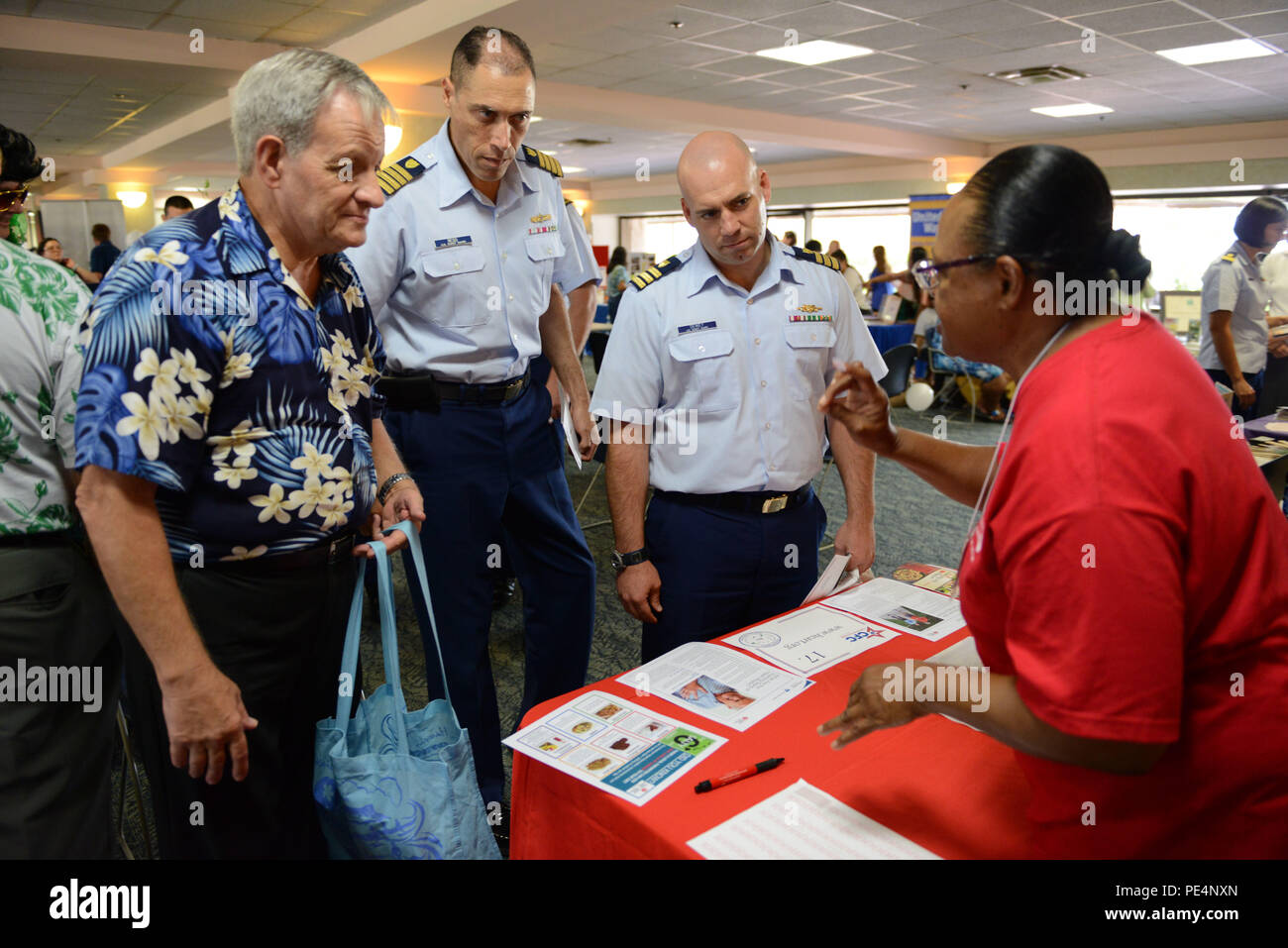 Küstenwache und Mitarbeiter besuchen Sie Nächstenliebe und Non-Profit-Organisationen bei einem Hawaii-Pacific Bereich kombiniert Bundestagswahlkampf Kick-Off-Veranstaltung im Prince Kuhio Jona Kalanianaole Federal Building, in Honolulu, Sept. 21, 2015. Der CFC ist die am meisten inklusive Arbeitsplatz geben Kampagne in der Welt mit über 22.000 Nächstenliebe profitieren von der Kampagne. (U.S. Coast Guard Foto von Petty Officer 2. Klasse Tara Molle/Freigegeben) Stockfoto