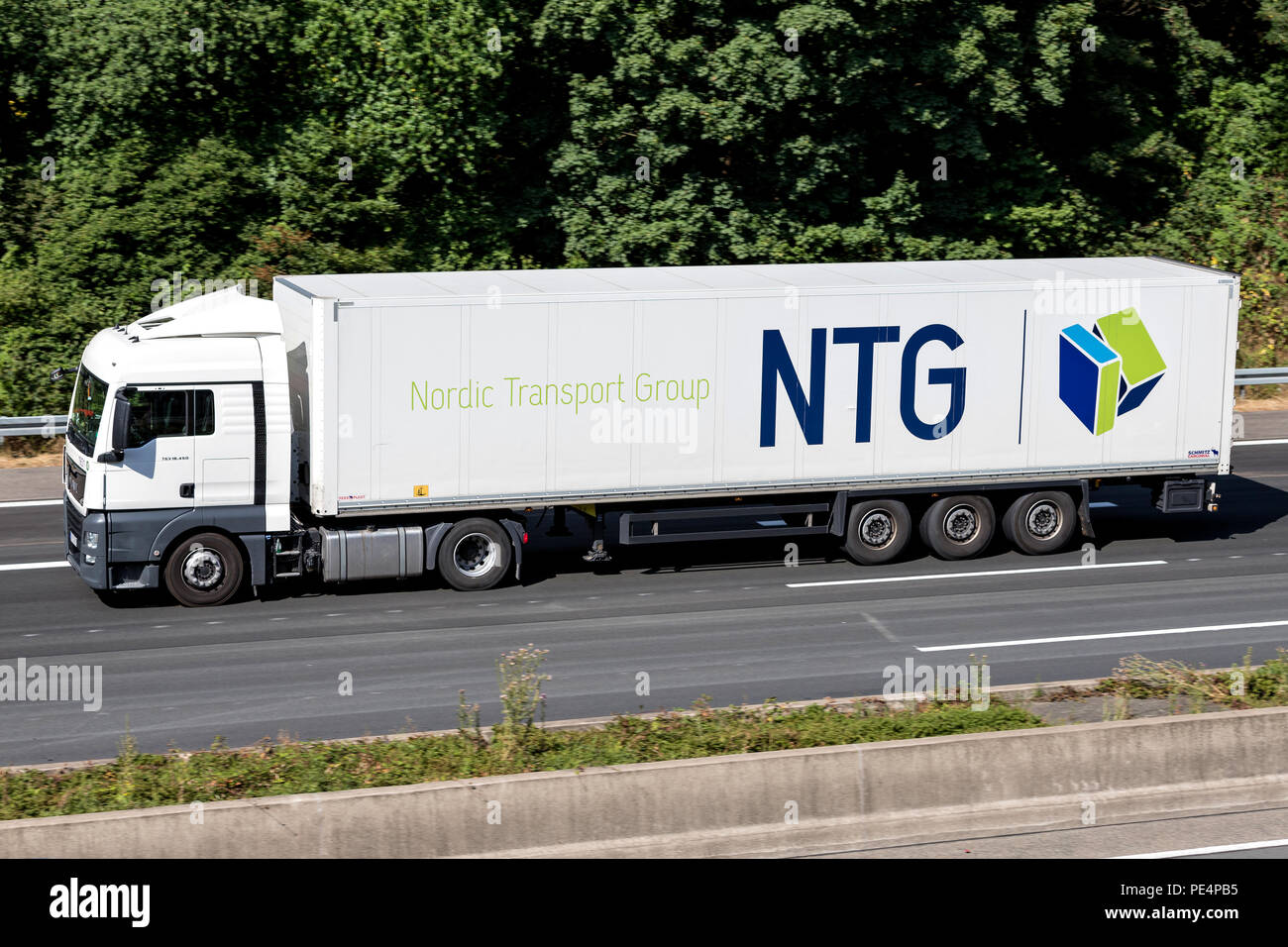 NTG LKW auf der Autobahn. NTG-Gruppe ist ein dänischer Logistik Unternehmen mit 2.000 Fahrzeugeinheiten und 150.000 m² Lager Oberfläche. d Stockfoto