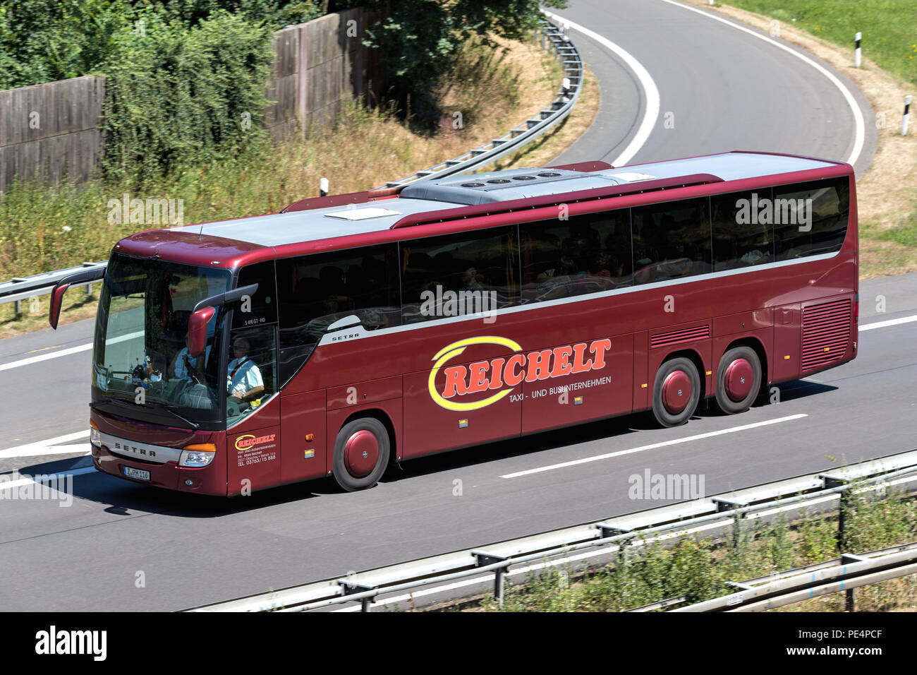 Reichelt Intercity Bus auf der Autobahn. Stockfoto
