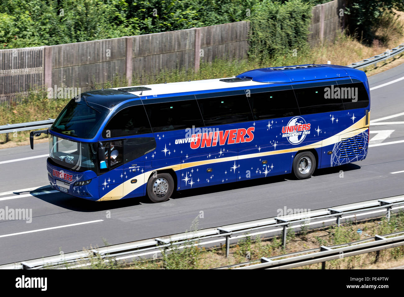 Univers Intercity Bus auf der Autobahn. Stockfoto