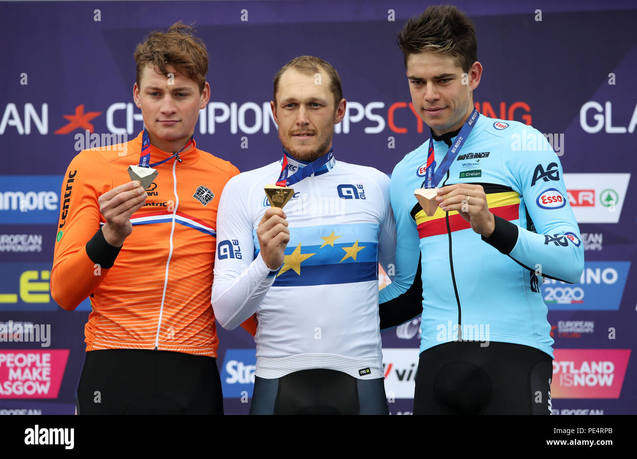 Silver Medaillenträger Netherland Mathieu van der Poel (links), die Gold medallist Italien Matteo Trentin und Bronze Der medaillenträger Belgien Wout van Aert (rechts) auf dem Podium für die Men's Straße Rennen am Tag elf der Europameisterschaften 2018 in Glasgow. Stockfoto