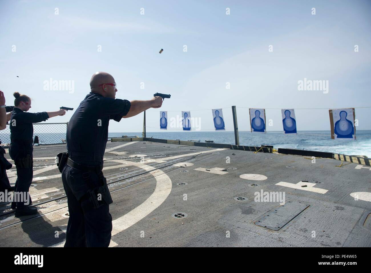 150919-N-FI 568-250 Golf von Aden (Sept. 19, 2015) - Feuer Controlman 3. Klasse Austin Chism, von Frederick, MD., Brände ein M9 Pistole während einer kleinen Waffen Waffen Platzreife auf dem Flugdeck der Arleigh-Burke-Klasse Lenkwaffen-zerstörer USS Winston S. Churchill (DDG81). USS Winston S. Churchill in den USA 5 Flotte Fläche von Aktionen im Rahmen der Unterstützung der Operation inhärenten Lösen, Streik und Theater Sicherheit Bemühungen um Zusammenarbeit in der Region bereitgestellt. (U.S. Marine Foto von Mass Communication Specialist 3. Klasse Taylor L. Jackson/Freigegeben) Stockfoto