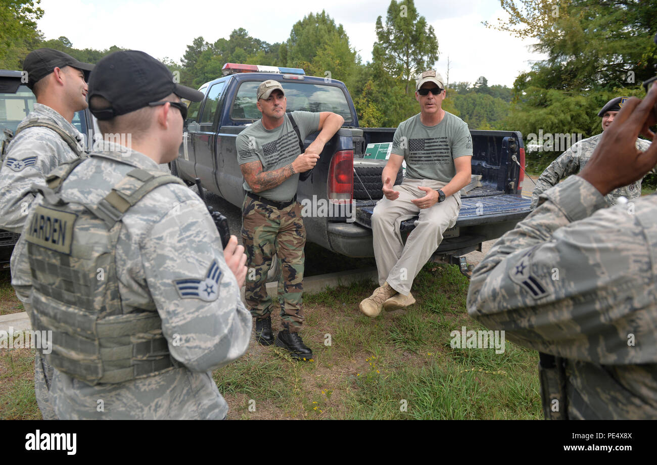 Shannon Ritch, mixed martial arts und Robi Powers, US-amerikanischer 300 Gründer spricht mit Wildhütern aus der 2. Sicherheit Kräfte Eskadron Barksdale Air Force Base, Louisiana, 10. September 2015. Ritch und Befugnisse besucht verschiedene Flieger um Barksdale, Ausfallsicherheit und wie es ihnen in geformt hat, die Männer, die sie heute sind und wie sie die Welt sehen zu diskutieren. (US Air Force Photo/Flieger 1. Klasse Mozer O. Da Cunha) Stockfoto