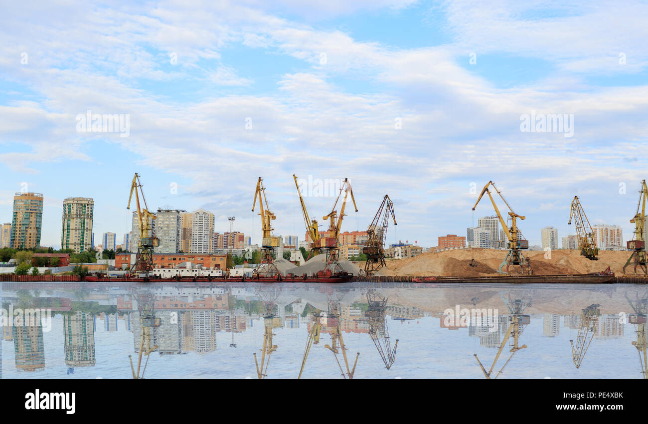 Cargo Cranes in Port Terminal. Die Ufer des Flusses Moskau. Stockfoto