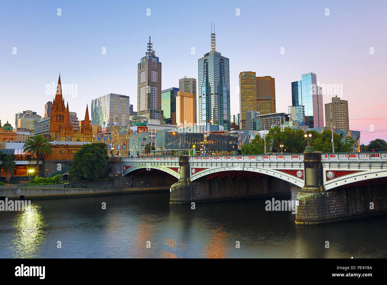 Skyline von Melbourne und die Fürsten Brücke über den Fluss Yarra bei Sonnenuntergang, Melbourne, Victoria, Australien Stockfoto