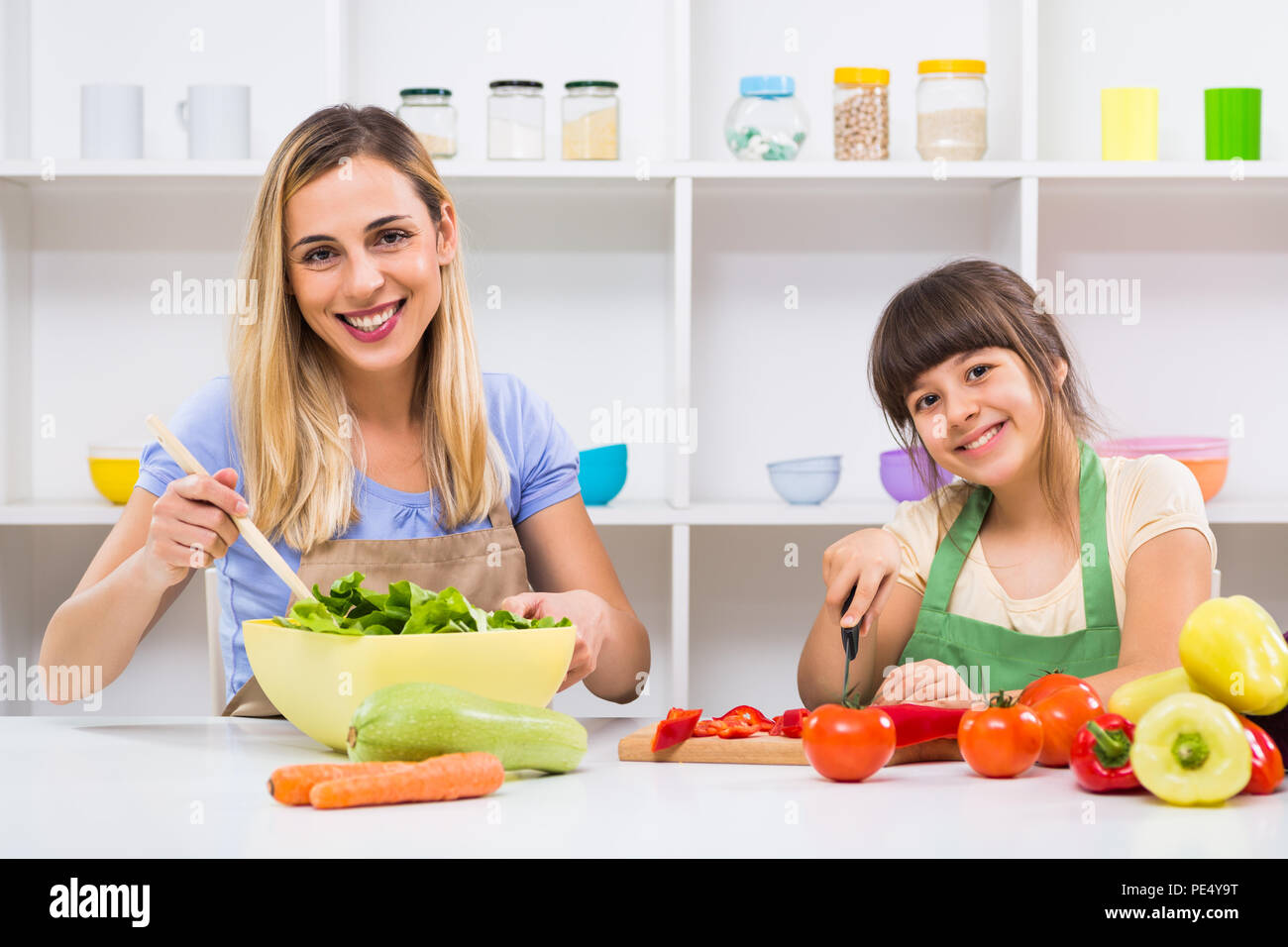 Glückliche Mutter und ihrer Tochter genießen Sie gesunde Mahlzeit zusammen, an ihrem Haus. Stockfoto