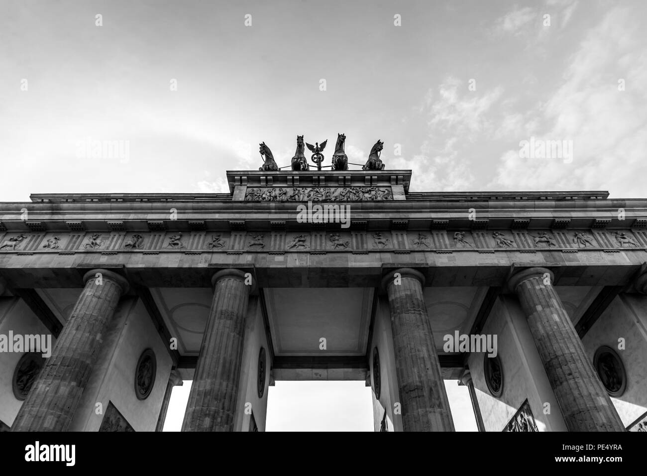 Schwarz-weiss Bild des Brandenburger Tors, Berlin; Deutschland. Das Brandenburger Tor quadriga Detail. Pariser Platz. Stockfoto