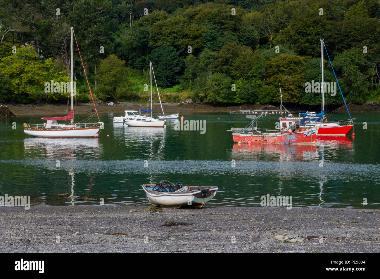Yachten vor Anker in einer ruhigen Bucht in West Cork, Irland Stockfoto