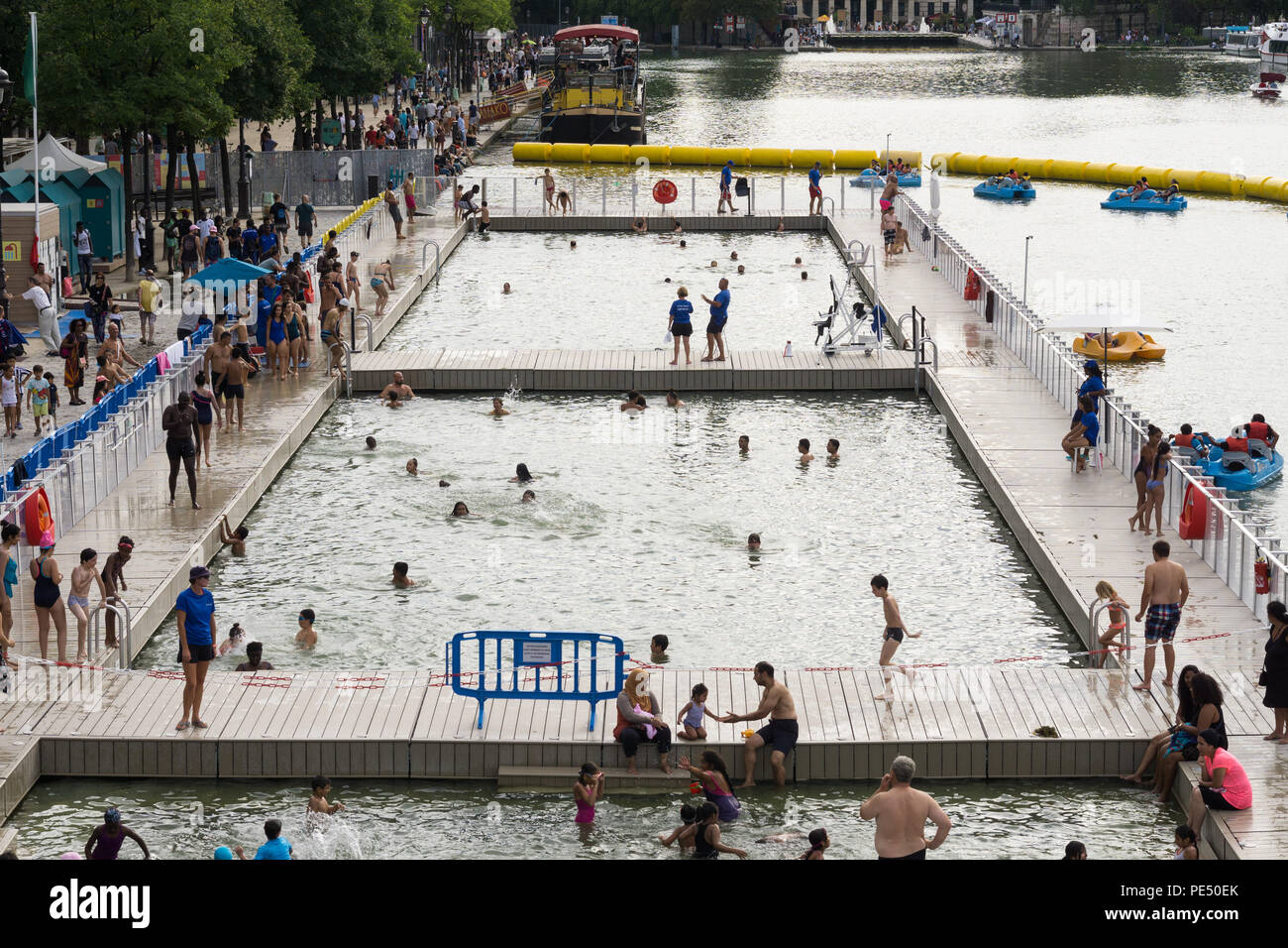 Personen, die im Sommer geöffneten Pool im La Bassin de la Villette in Paris, Frankreich. Stockfoto