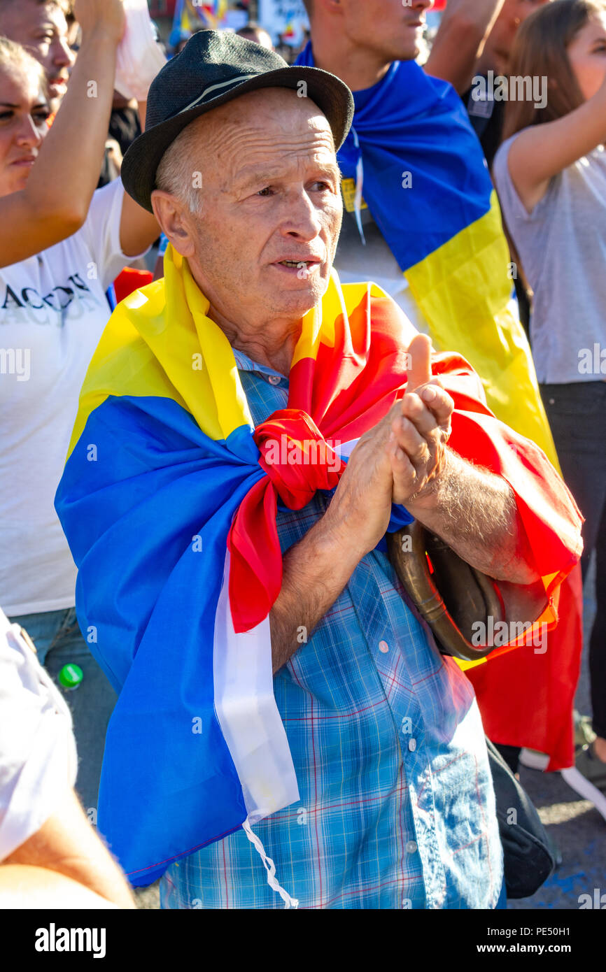 Bukarest, Rumänien - 10. August 2018: Ein alter Mann in der Diaspora Protest gegen die Art und Weise, wie Rumänien von Sozialdemokraten regiert protestiert Stockfoto
