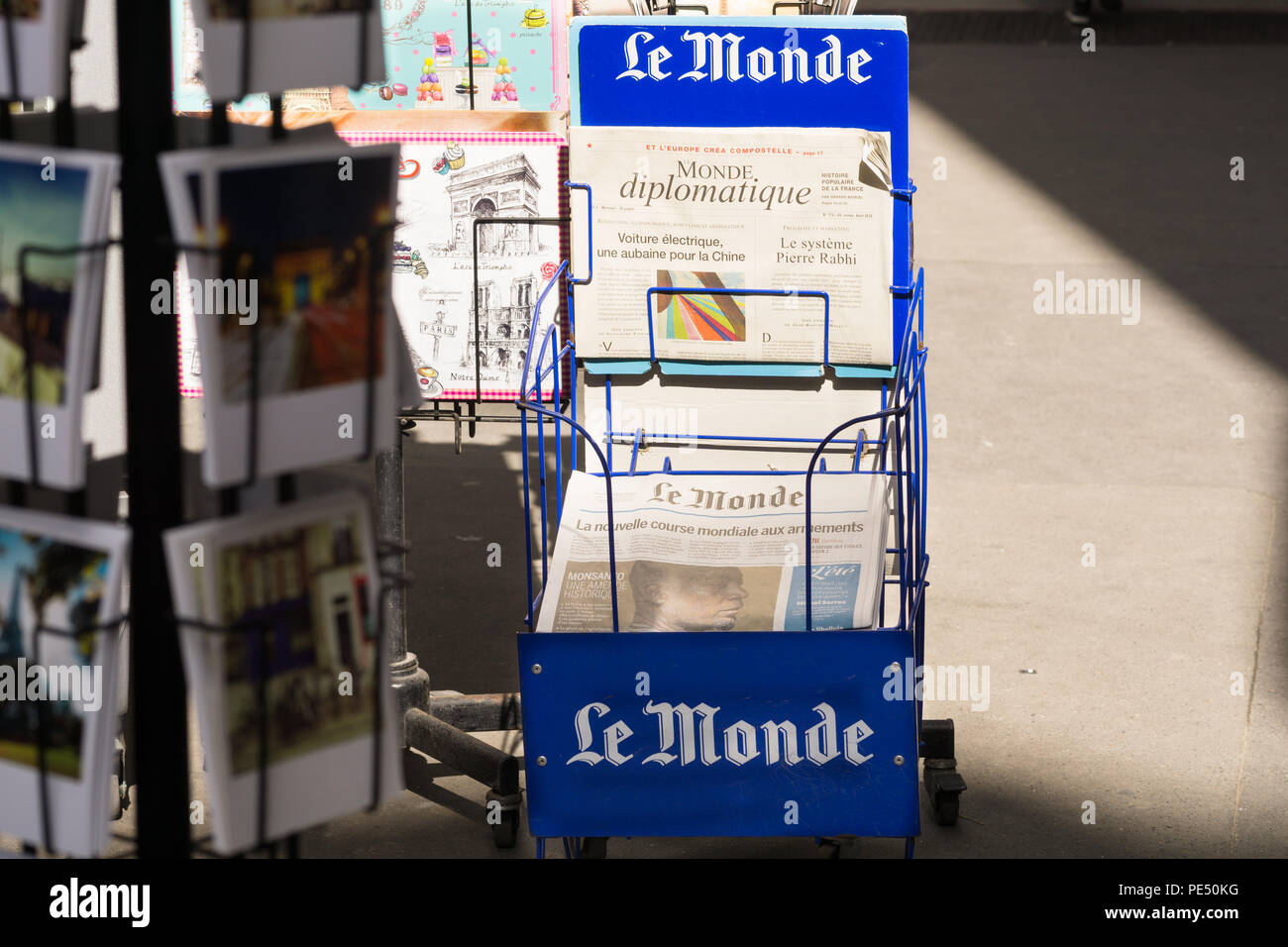 Die Tageszeitung Le Monde in Paris, Frankreich verkauft. Stockfoto