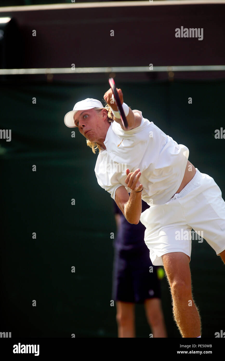 London, England - Juli 5, 2018. Wimbledon Tennis: Kanadas Denis Shapovalov gegen Frankreichs Benoit Paire während der zweiten Runde Tätigkeit bei Wimbledon heute. Stockfoto