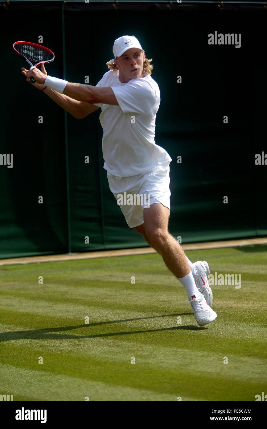 London, England - Juli 5, 2018. Wimbledon Tennis: Kanadas Denis Shapovalov gegen Frankreichs Benoit Paire während der zweiten Runde Tätigkeit bei Wimbledon heute. Stockfoto
