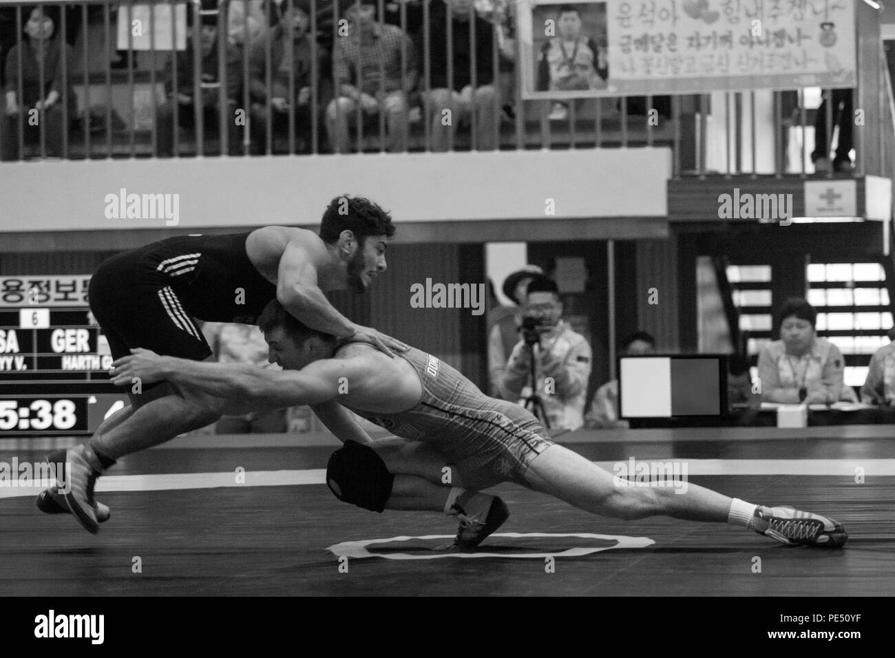 Us-Wrestler Valdyslav Dombrovskyy während der Männer freestyle Wrestling Match gegen Deutschland. Der 6. CISM World Games die Möglichkeit bietet für die Athleten von über 100 verschiedenen Nationen zusammen zu kommen und die Freundschaft durch Sport genießen. Das 6. jährliche CISM World Games werden an Bord Mungyeong, Südkorea, Sept. 30 - Okt. gehalten 11. (Foto von Sgt. Ashley N. Cano) Stockfoto
