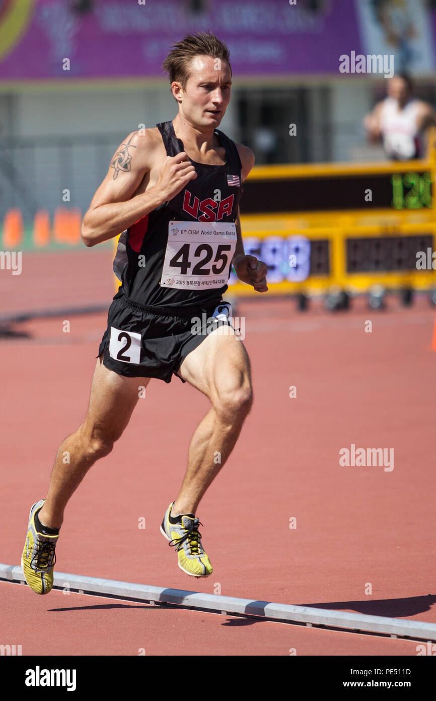 Us-Leichtathlet Daniel Burg (rechts), konkurriert in der Männer 1500 m Wettbewerb 2015 6 CISM World Games. Der cism World Games bietet die Möglichkeit für die Athleten von über 100 verschiedenen Nationen zusammen zu kommen und Freundschaft durch Sport genießen. Das 6. jährliche CISM World Games werden an Bord Mungyeong, Südkorea, 30. September - 11. Oktober statt. (U.S. Marine Corps Foto von Cpl. Jordan E. Gilbert/Freigegeben) Stockfoto