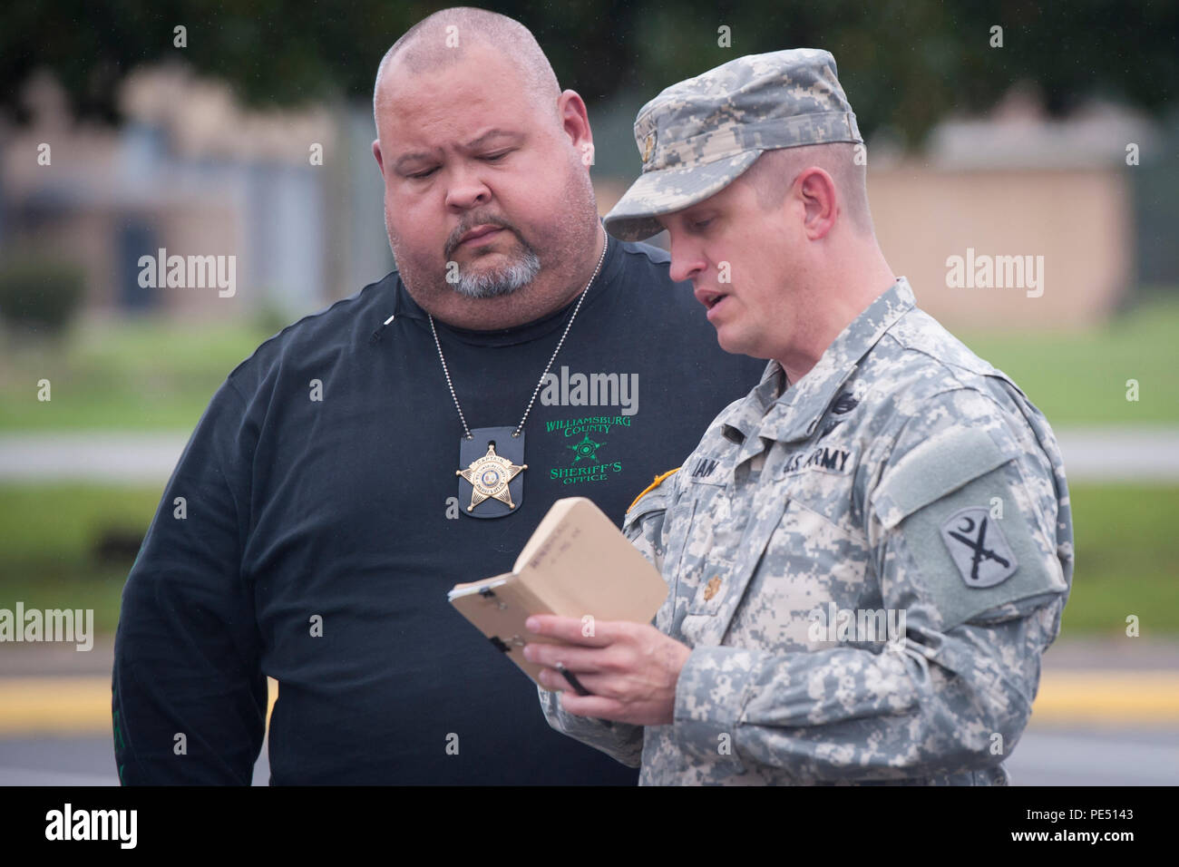 Us-Armee Maj gen Hindman, Executive Officer für 1-118 Infanterie, S.C. Army National Guard, spricht mit Louie Timmons des Büros des Williamsburg County Sheriff vor Beginn der Evakuierungen entlang des Schwarzen Flusses in Kingstree, S.C., Oktober 5, 2015. Die Evakuierungen wurden in Reaktion auf die Überflutungen durch starke Regenfälle verursacht. # SCFlood (U.S. Army National Guard Foto durch. Sgt. Brian Calhoun/Freigegeben) Stockfoto