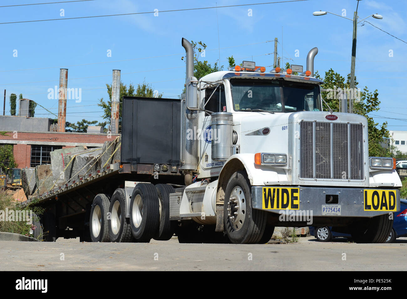 US-Soldaten aus South Carolina Army National Guard und zivile Mitarbeiter arbeiten zusammen an der Columbia-Kanal für den Bau eines neuen Damms bei einer landesweiten Flut Reaktion, 6. Oktober 2015 vorzubereiten. Der South Carolina National Guard wurde aktiviert, um Zustand und Grafschaft Notfallmanagement Organisationen und lokalen Ersthelfer als historischen Überschwemmungen Auswirkungen Grafschaften landesweiten unterstützen. Derzeit sind mehr als 2.200 Mitglieder der Nationalgarde von South Carolina als Reaktion auf das Hochwasser aktiviert. (Foto: U.S. Air National Guard Flieger 1. Klasse Ashleigh S. Pavelek/freigegeben) Stockfoto