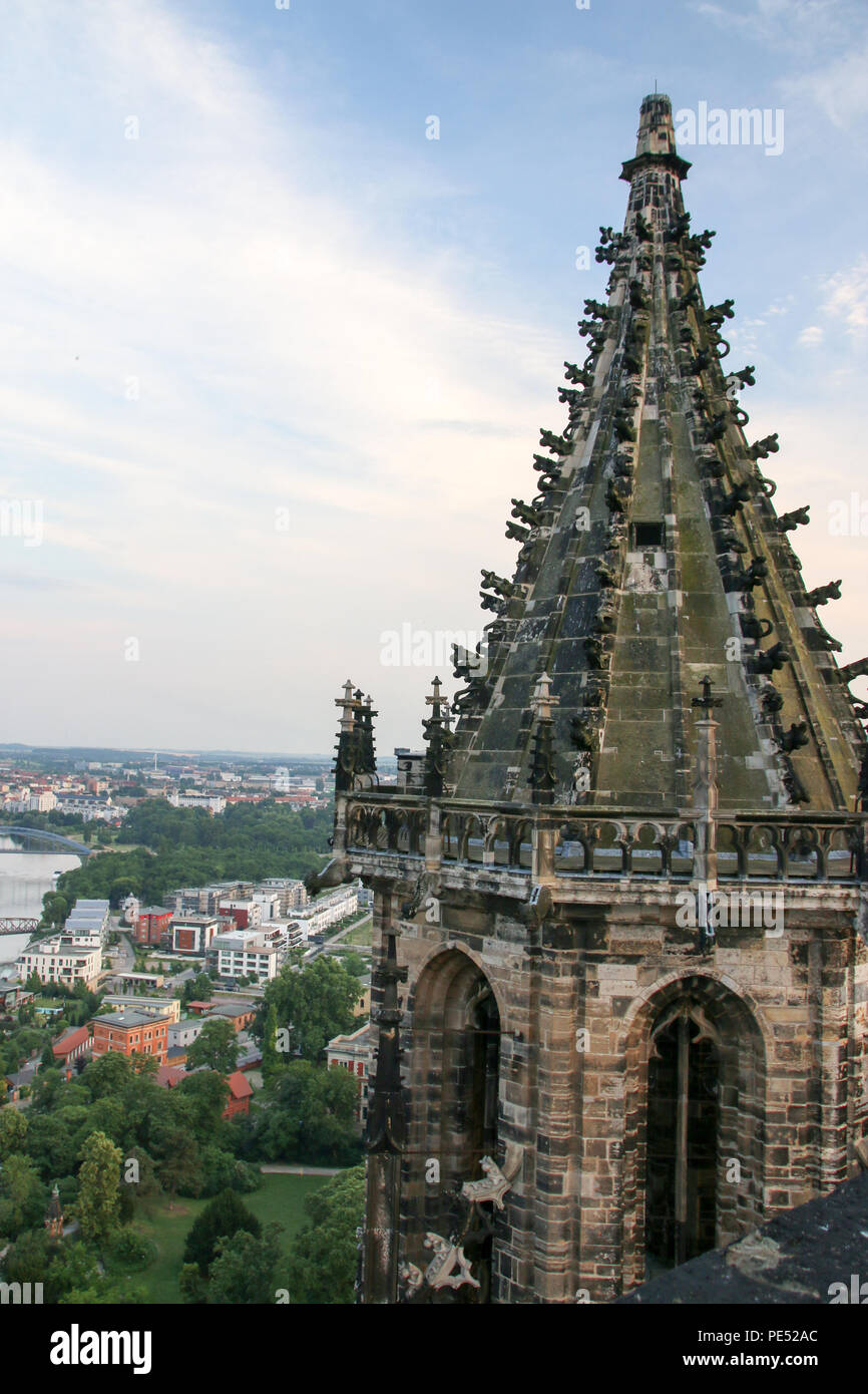 Magdeburg, Deutschland - Juni 9, 2018: Abendlicher Blick von einer der beiden Türme der Magdeburger Dom, Deutschland. Stockfoto