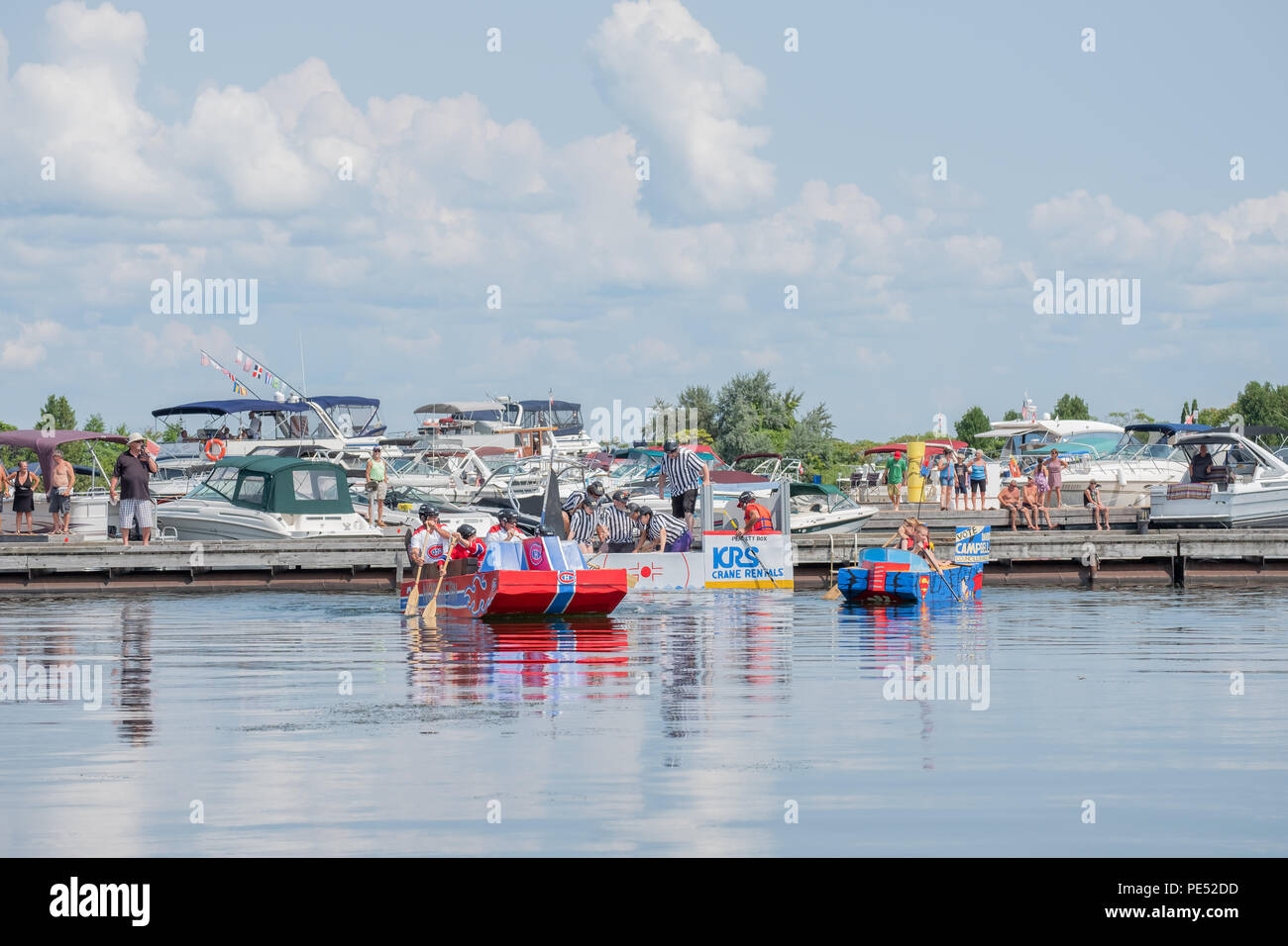 Konkurrenten starten die hausgemachten Karton Boat Race an der Waterfront Festival in Orillia Ontario Kanada. Stockfoto