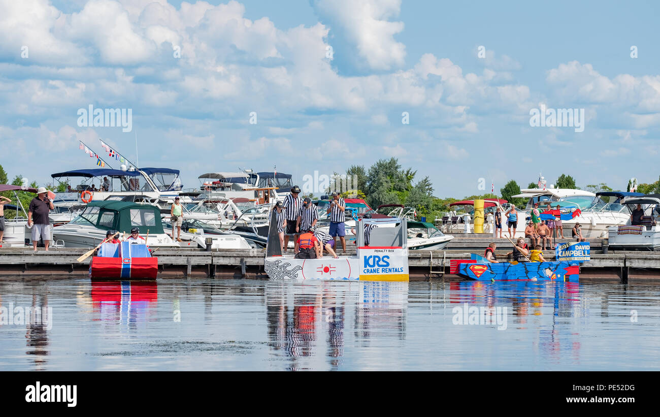 Mannschaften bereiten sich Rennen Ihre hausgemachten Boote ganz aus Pappe während der jährlichen Waterfront Festival in Orillia Ontario Kanada gemacht. Stockfoto