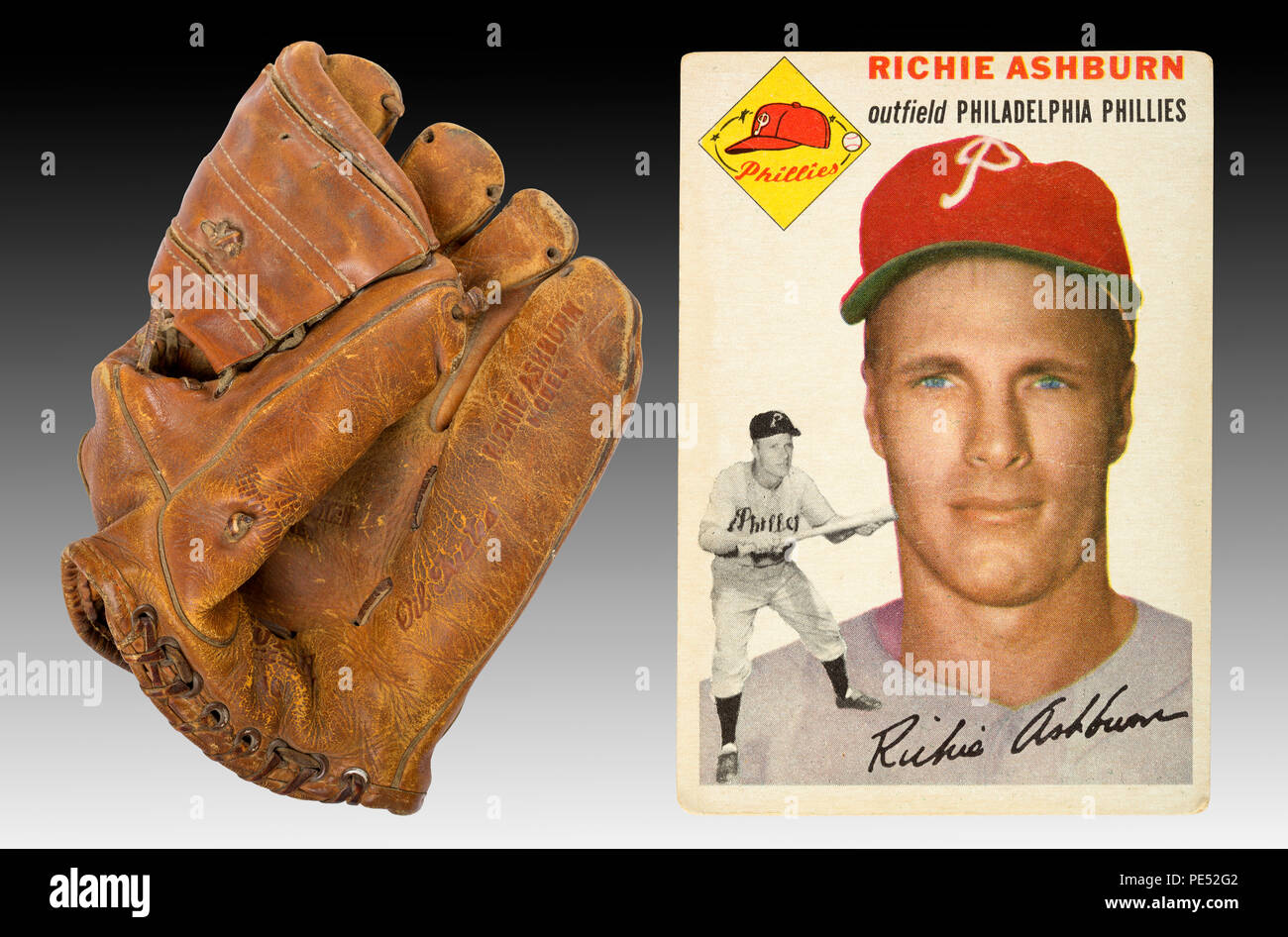 Ein 50er-Stall 40 L Richie Ashburn autographierter Baseball Handschuh und ein original 1954 Richie Ashburn baseball Card Stockfoto