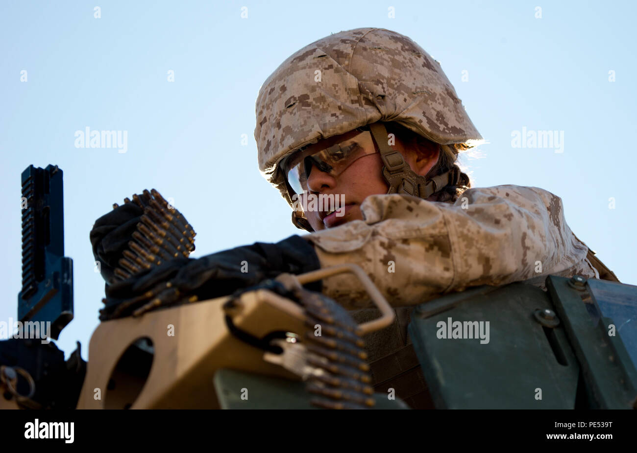 Ein US-Marine, mit Marine Wing Support Squadron 374 (MWSS-374), lädt die M240B während einer Luft Boden Verteidigung Übung an Landing Zone Stier an Chocolate Mountain Aerial Gunnery Range, Calif., Okt. 10, 2015. Diese Schulung Entwicklung ist neben der Sorte WTI 1-16, 7 Woche Training Veranstaltung, die Marine Aviation Waffen und Taktiken Squadron (MAWTS-1) Kader, die betriebliche Integration der sechs Funktionen des Marine Corps Luftfahrt, bei der Unterstützung einer Marine Air Ground Task Force betont gehostet werden. MAWTS-1 bietet standardisierte Advanced Tactical Training und Zertifizierung der Ausbilder Qualifikationen Stockfoto