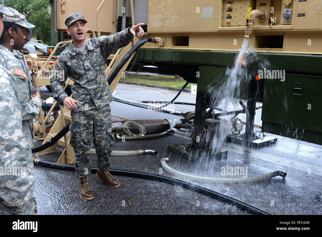 Us-Armee Sgt. James Rowe, eine Wasseraufbereitung Specialist zu 741St der South Carolina der National Guard Quartermaster Unternehmen zugewiesen sind, gibt die Richtung für die Soldaten in die nächste Schicht beim Pumpen von Wasser bei der Palmetto Baptist Hospital in Columbia, S.C. drehen, während eine landesweite Hochwasser-gefahrenstufen, Okt. 10, 2015. Soldaten ausgebildet als Wasseraufbereitung Spezialisten bis zu 15.000 Liter sauberes Wasser pro Stunde in das Krankenhaus aufgrund des Mangels an verfügbarer frisches Wasser im Bereich gepumpt. Das South Carolina National Guard ist aktiviert worden, um zu Staat und County Emergency Management Agenturen und l Unterstützung Stockfoto