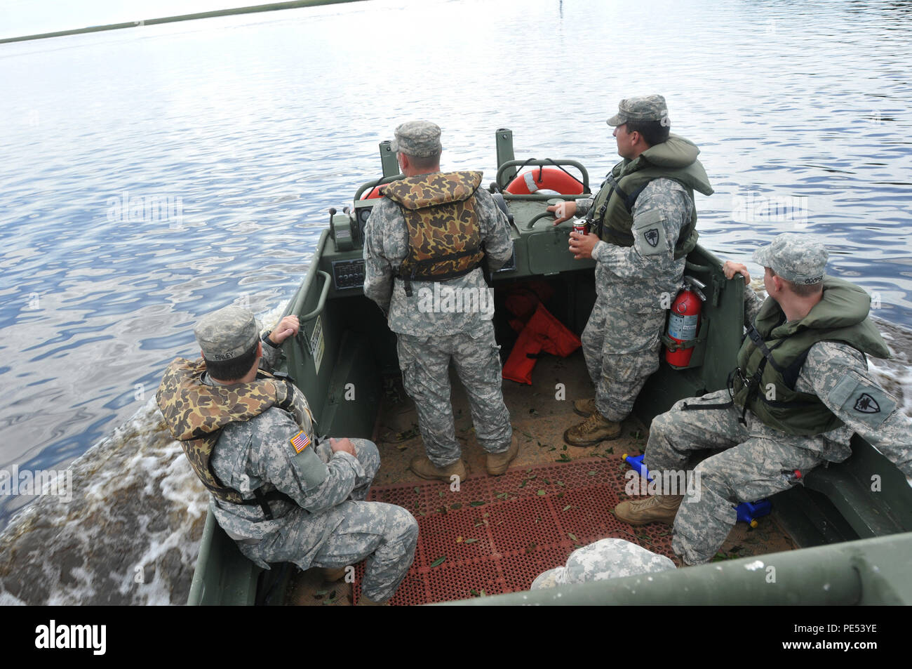 Soldaten aus den 125 Multi-Role Brücke Unternehmen Navigieren auf den Intracoastal Waterway in der Nähe von McClellanville, S.C., Okt. 10, 2015. (Foto von Army National Guard Sgt. Joshua S. Edwards) Stockfoto