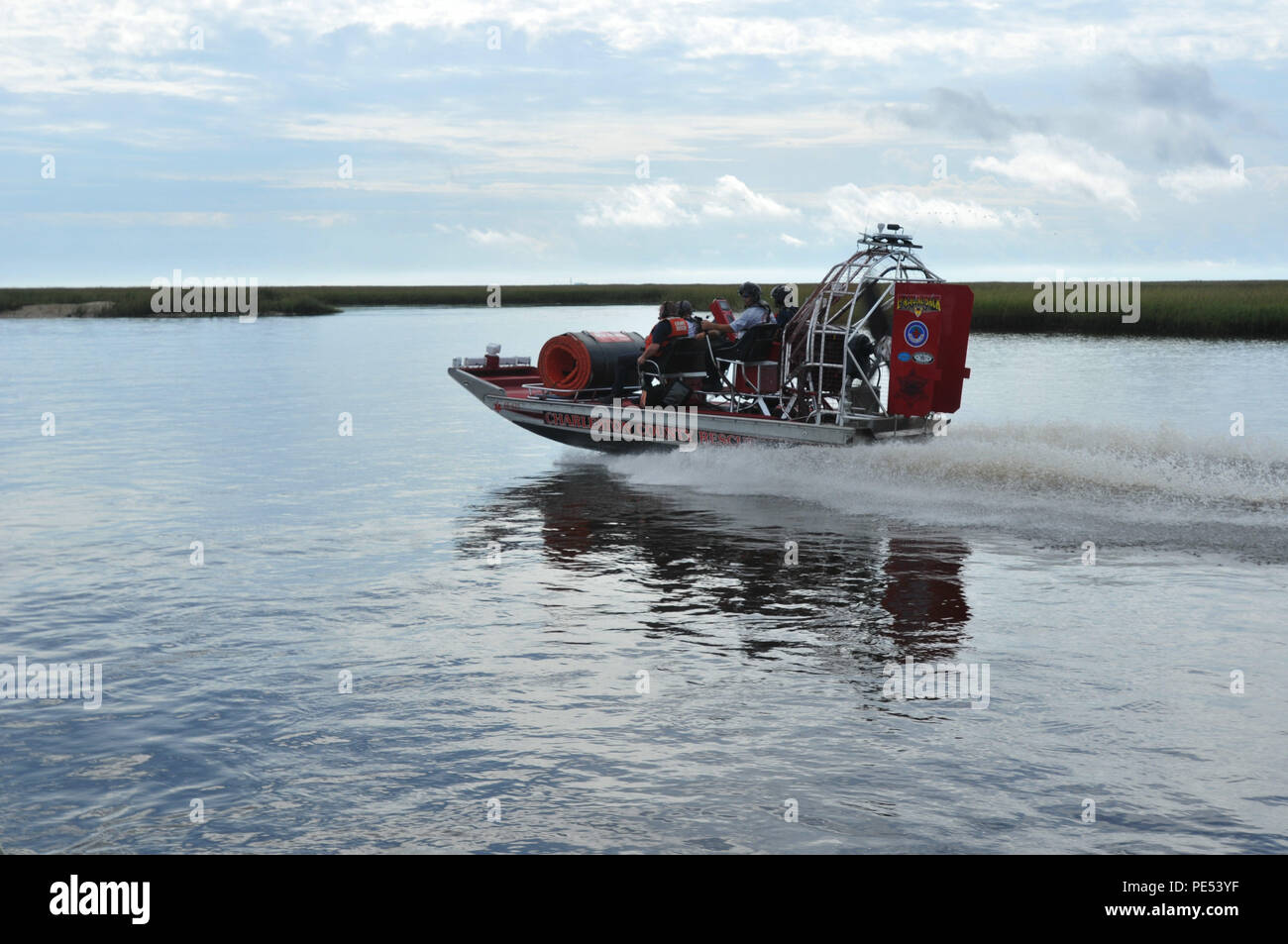 Charleston County Rescue Squad Patrouillen auf den Intracoastal Waterway in der Nähe von McClellanville, S.C., Okt. 10, 2015. (Foto von Army National Guard Sgt. Joshua S. Edwards) Stockfoto