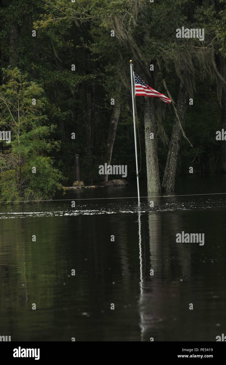 Eine amerikanische Flagge fliegt über den überschwemmten Edisto River in der Nähe von Adams, S.C., Okt. 11, 2015. (Foto von Army National Guard Sgt. Joshua S. Edwards) Stockfoto