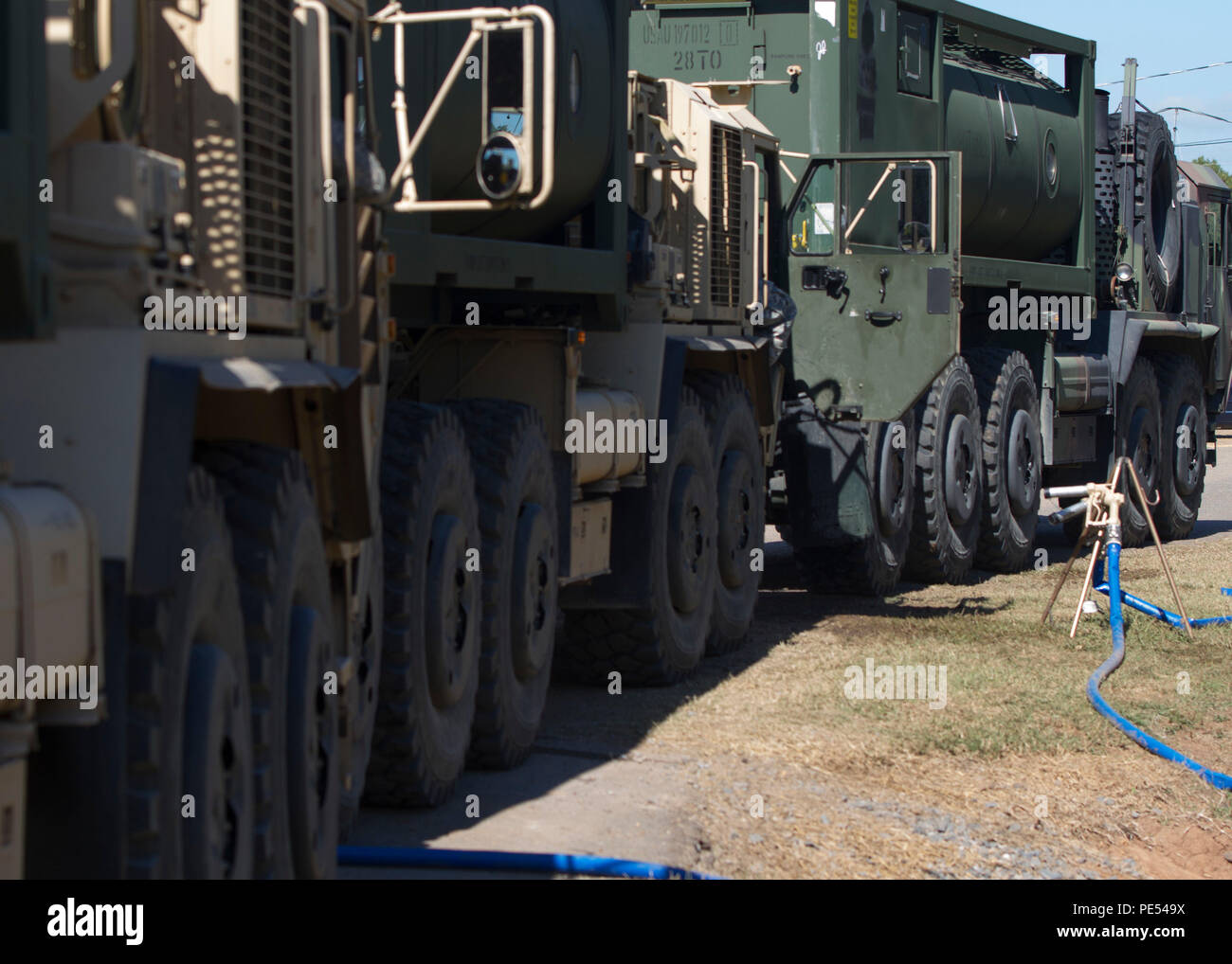 Armee-LKW mit der Ladung Handling System kompatibel Wassertank Rack (Hippo) Line up am Wasser Pumpstationen mit gereinigtem Wasser an die 129 Bekämpfung Sustainment Support Bataillons, Luftlandedivision Sustainment Brigade (lifeliners), Luftlandedivision (Air Assault), taktische Wasserreinigungssystem (TWP) Ort, an Sept. 3, 2015 zu füllen, bei mittleren Staging Basis die gemeinsame Bereitschaft Training Center in Alexandria, La. Das Nilpferd ist eine tragbare Behälter 2.000 Gallonen Wasser halten kann. Die Wasseraufbereitung Team mit Die 129 CSSB, ist Teil einer Ausbildung Rotation an Stockfoto