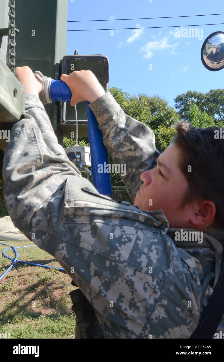 Pvt. Emily Hale, eine Wasseraufbereitung Spezialist von 129 Bekämpfung Sustainment Support Bataillons, Luftlandedivision Sustainment Brigade, Luftlandedivision (Air Assault), haken Sie einen Schlauch auf einer System-kompatiblen Wassertank Rack (Hippo) es mit gereinigtem Wasser zu füllen, von der taktischen Wasserreinigungssystem (TWP), Sept. 3, 2015, in die Inszenierung der gemeinsamen Bereitschaft Training Center in Alexandria, Louisiana. Die Wasseraufbereitung Team mit Die 129 CSSB, ist Teil einer Ausbildung Rotation an JRTC mit der 2. Brigade Combat Team, 101 Abn. Div. (AASLT), ein Stockfoto