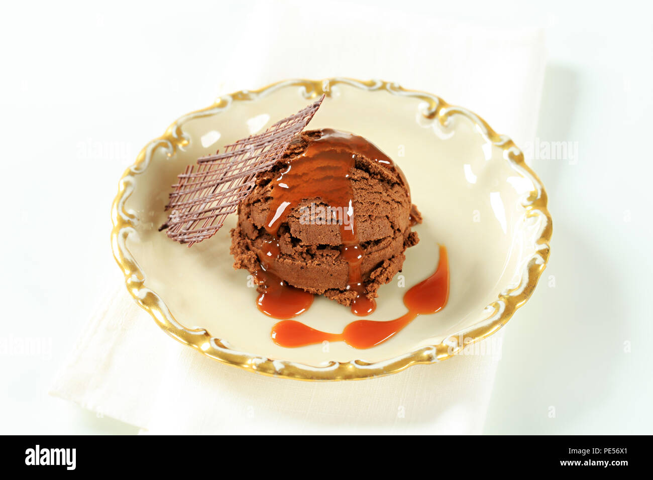 Kugel Schokoladeneis mit toffee Sauce Stockfoto