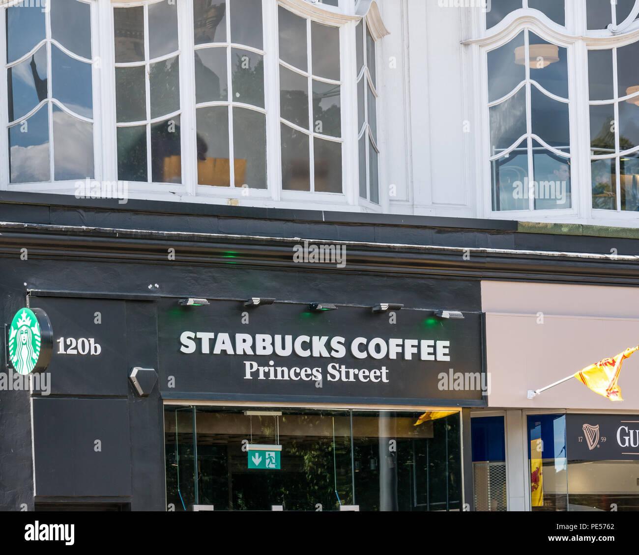 Front von Starbucks Coffee Shop, Princes Street, Edinburgh, Schottland, VEREINIGTEN KÖNIGREICH an einem sonnigen Tag Sommer Stockfoto