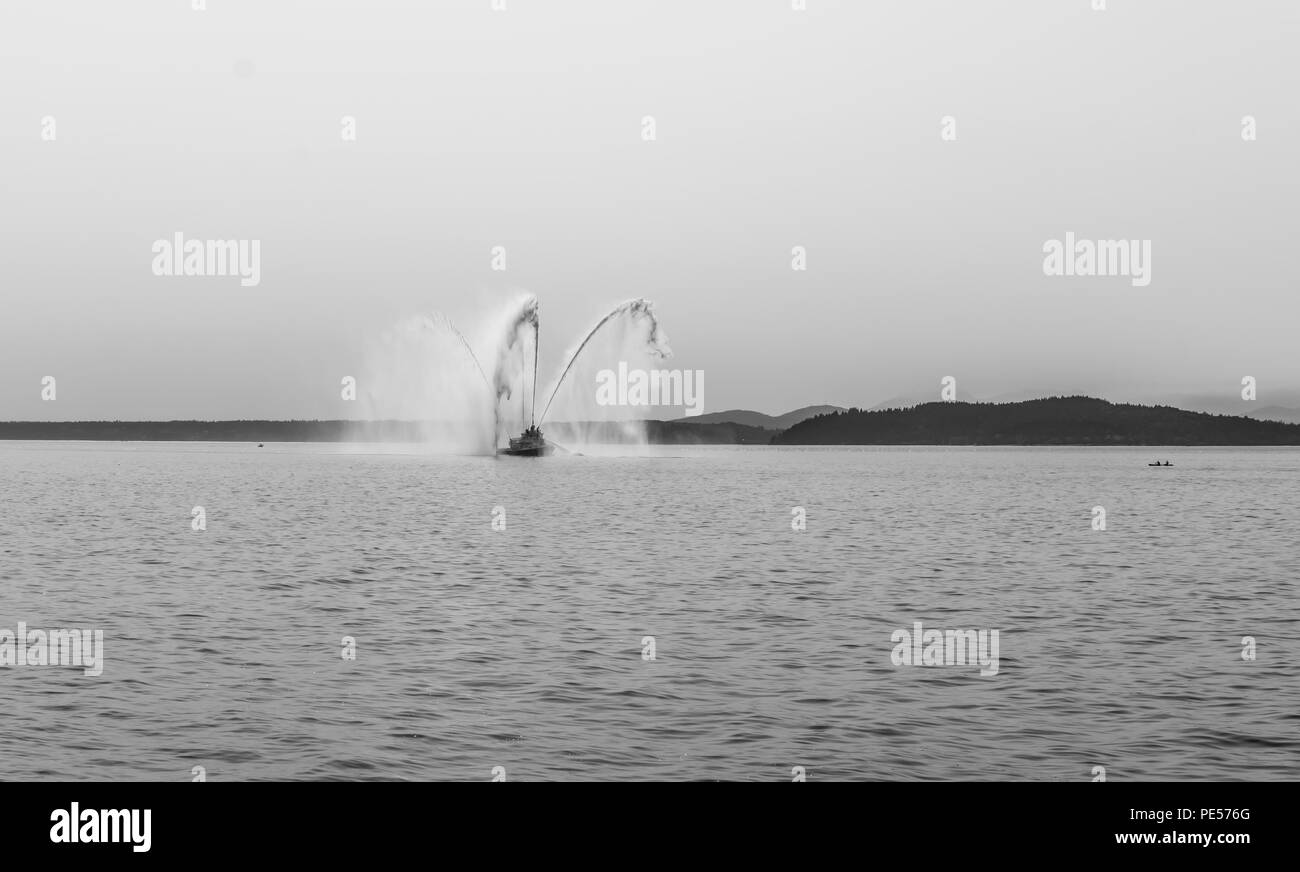 Ein feuerlöschboot schießt das Wasser in der Nähe von Seattle. Stockfoto