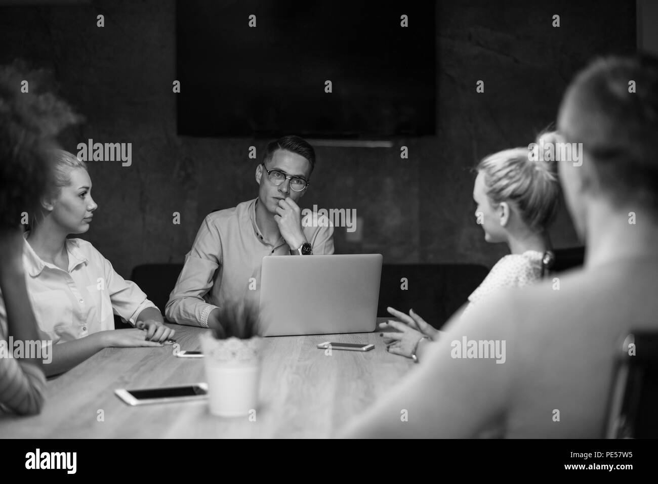 Multiethnische Start-Business-Team treffen in moderne Büro innen Brainstorming, arbeiten am laptop Stockfoto