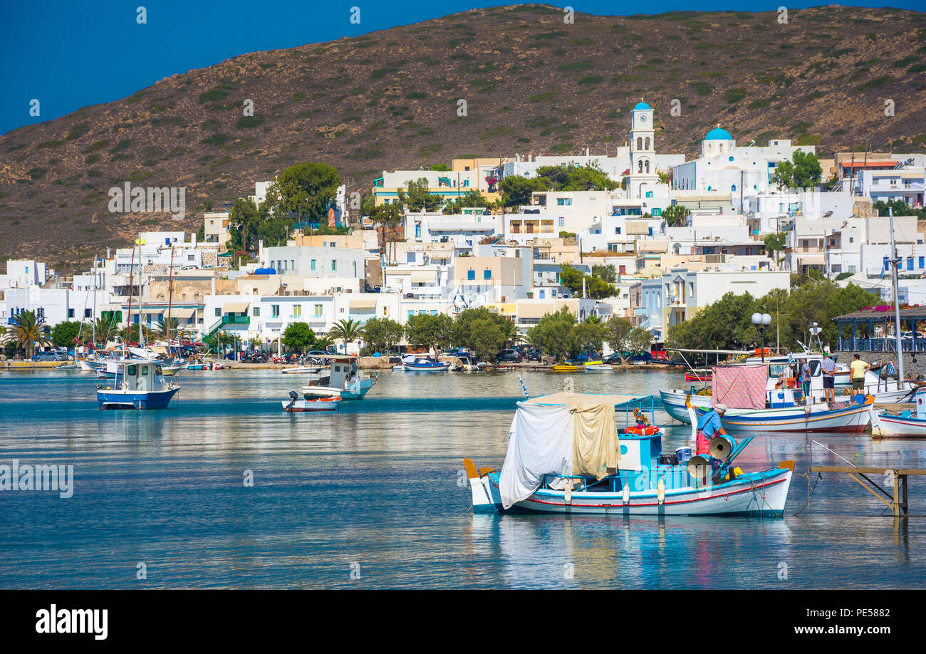 Malerische traditionelle Fischerdorf Adamantas auf der Insel Milos, Kykladen, Griechenland. Stockfoto